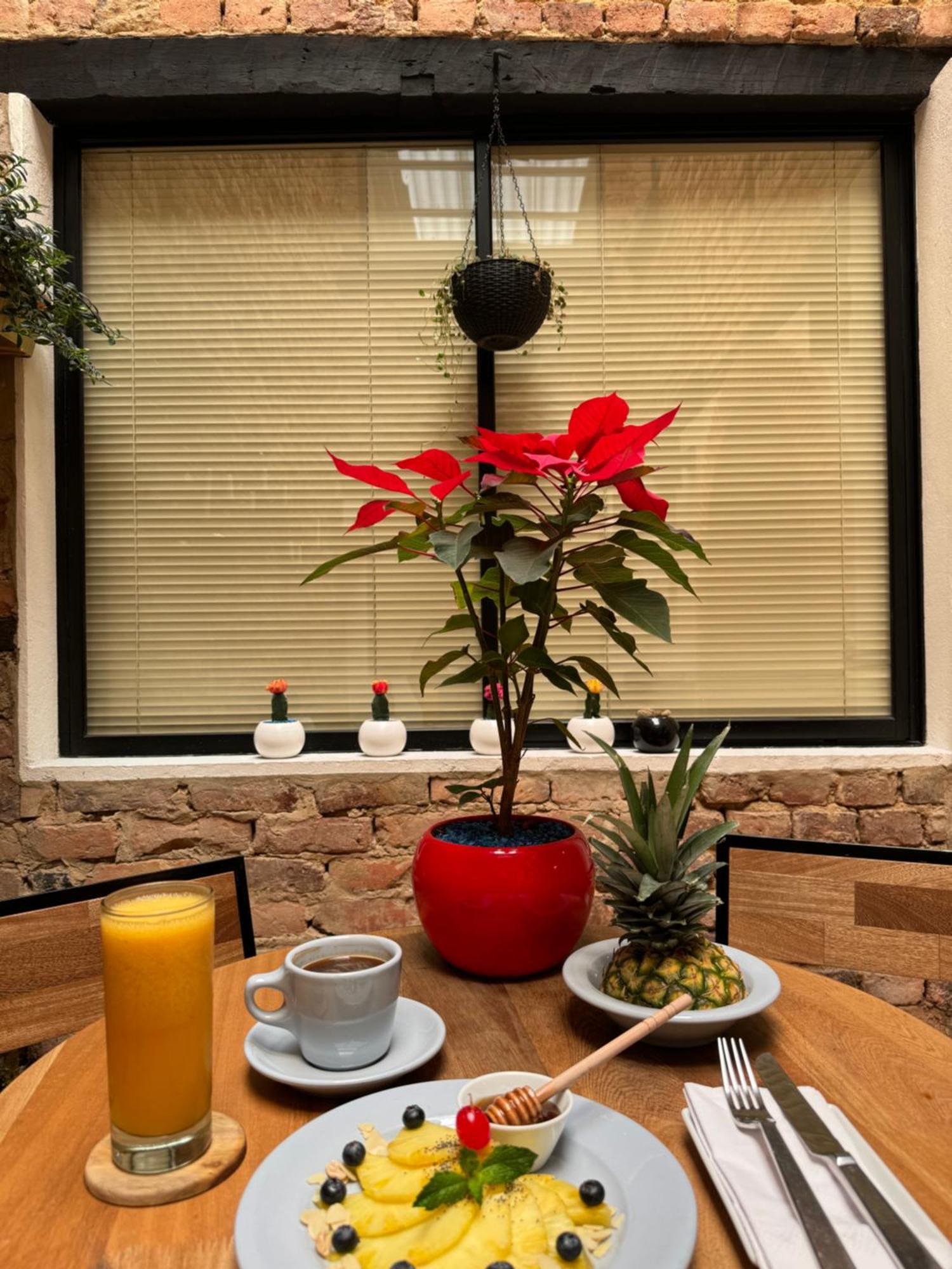Las Aguas Inn Богота Экстерьер фото